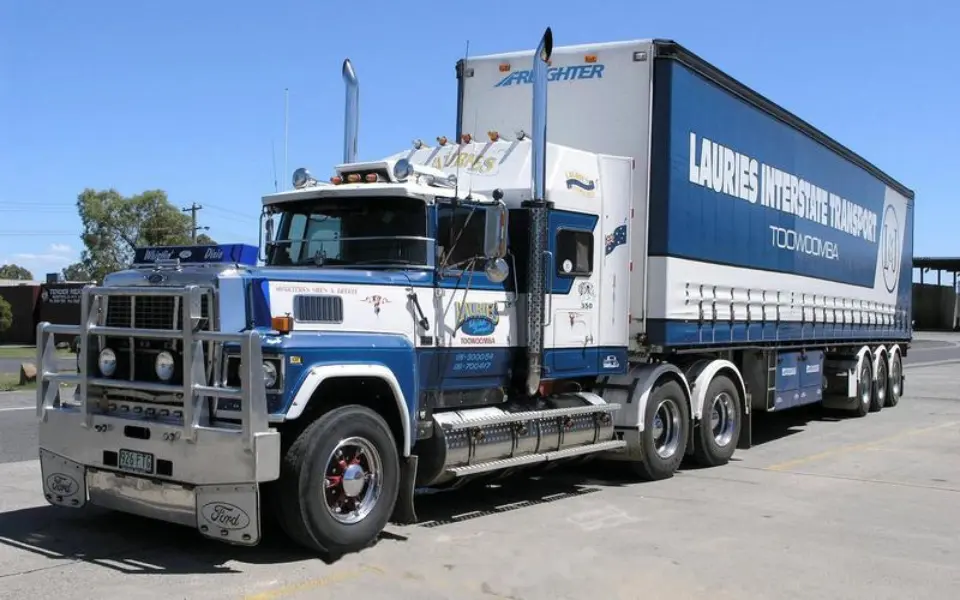 Kodėl buitiniai sunkvežimiai nenukreipė savo išmetimo vamzdžių į viršų?